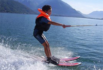 Eigene Instruktoren 
		stehen gerne sowohl Anfängern wie auch fortgeschrittenen 
		Wasserskifahrern zur Verfügung